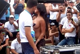 DJ Puta Agarrando Vergas, Recibiendo Arrimones y Desnudandose