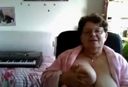 Flashing granny from webcamhooker.us broad in the beam buxom titties